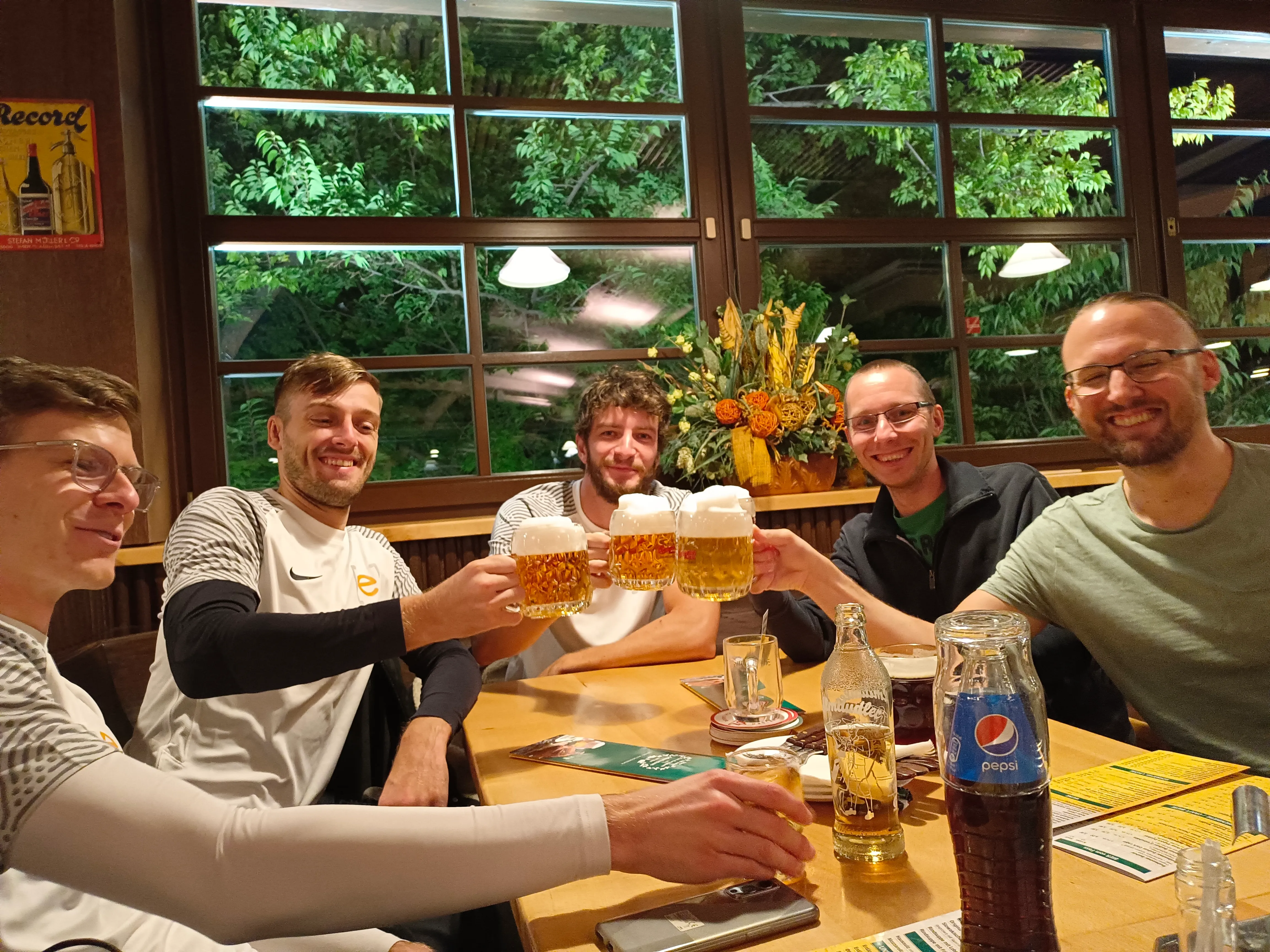 Evolit Team beim Anstoßen